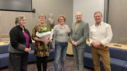 Beste Buur Verkiezing 2024. Op de foto: Leny Zwijnenburg (aandrager), mevrouw Vollebergh (Beste Buur), Maryenka Overweg (Coördinator Wijken en Buurten OFW), Wethouder Peter Duvekot en meneer Vollebergh (Beste Buur)