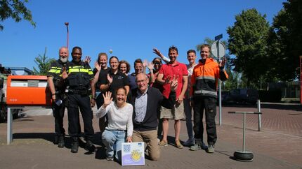Wijkteam Biddinghuizen plaatst eerste Zwaaisteen