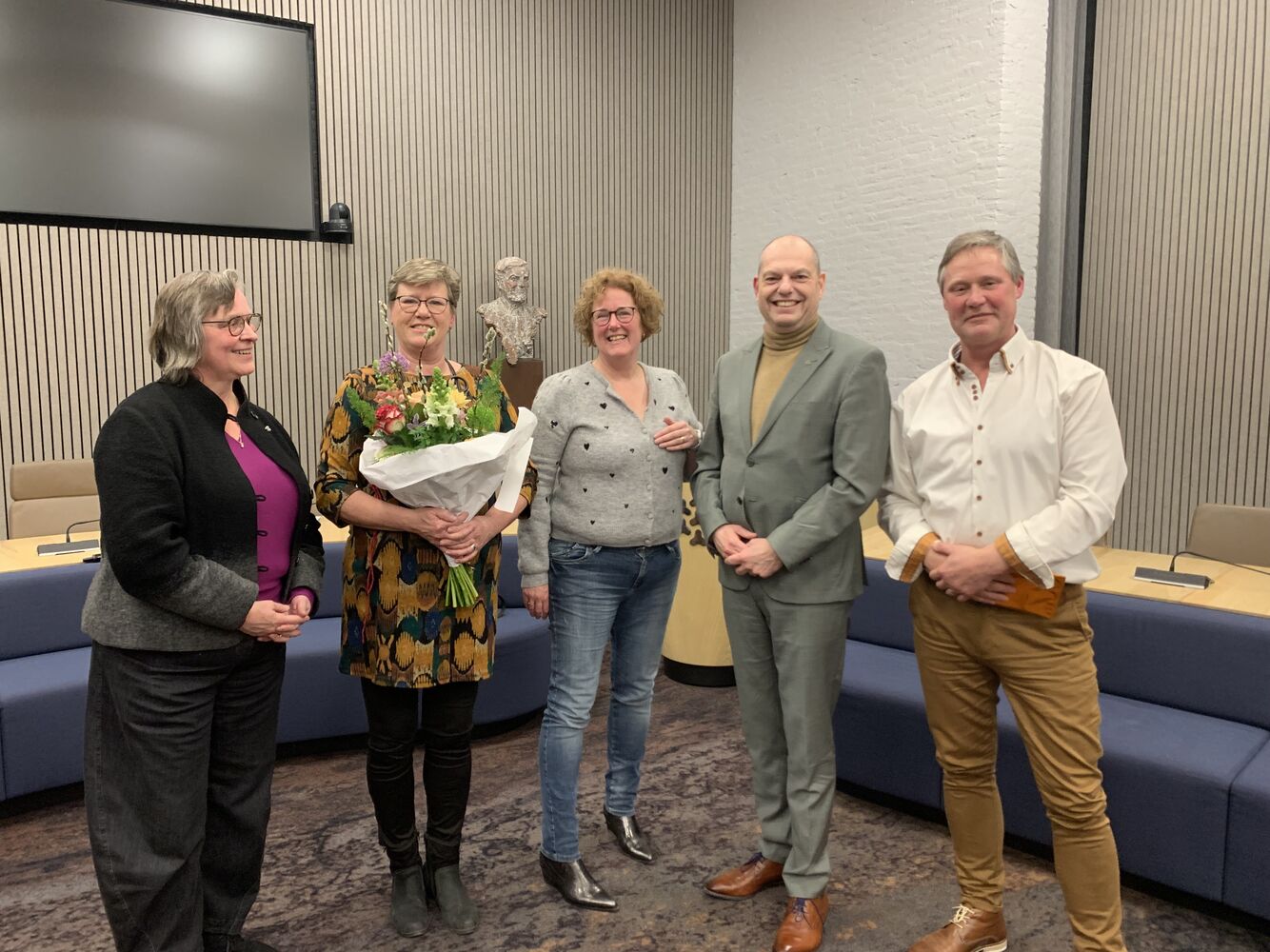Beste Buur Verkiezing 2024. Op de foto: Leny Zwijnenburg (aandrager), mevrouw Vollebergh (Beste Buur), Maryenka Overweg (Coördinator Wijken en Buurten OFW), Wethouder Peter Duvekot en meneer Vollebergh (Beste Buur) 