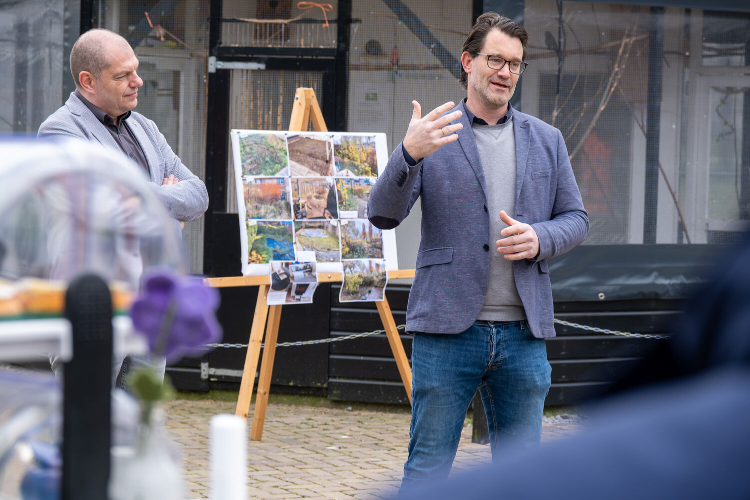 Wethouder Peter Duvekot en Noek Pouw, directeur OFW, bedanken iedereen voor hun inzet voor de Kluswinkel