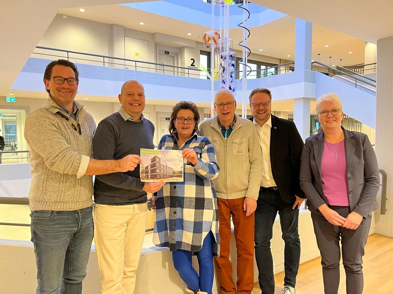 V.L.N.R: Noek Pouw (directeur bestuurder OFW), Wethouder Peter Duvekot, Claudia van Loveren (voorzitter HBV), Johan van der Laan (secretaris HBV), Johan Markhorst (beleidsadviseur OFW) en Janetta de Graaf (Beleidsadviseur Wonen gemeente Dronten)